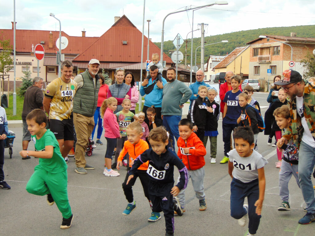 detské bežecké preteky a deti zachytené v pohybe