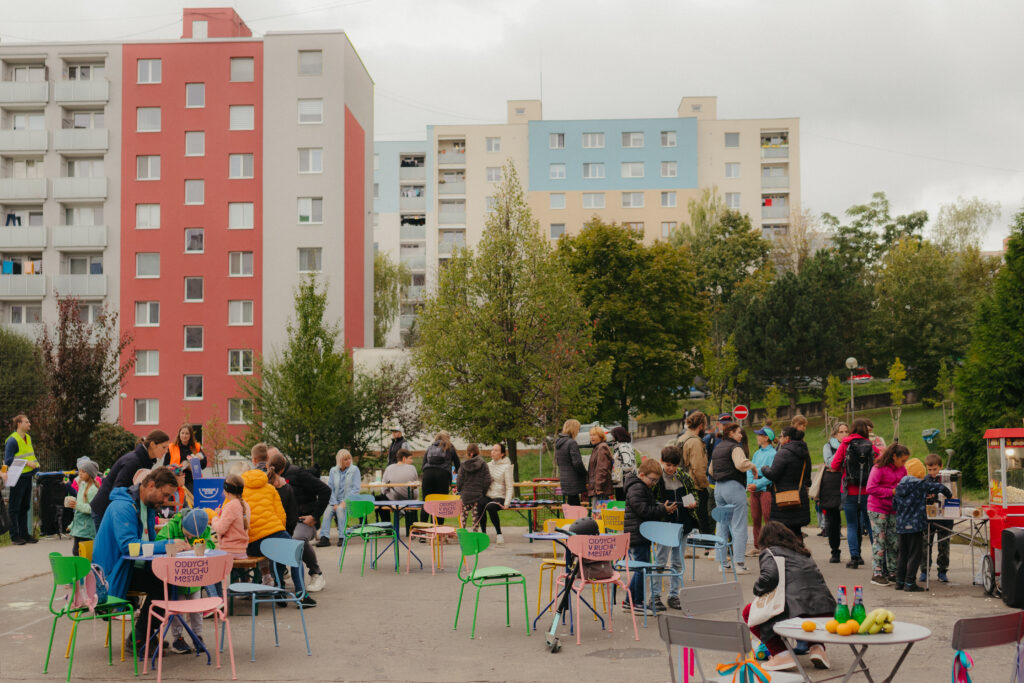 pohľad na susedský piknik medzi panelákmi